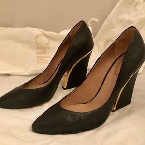 Chloe Women's black pumps with gold trim